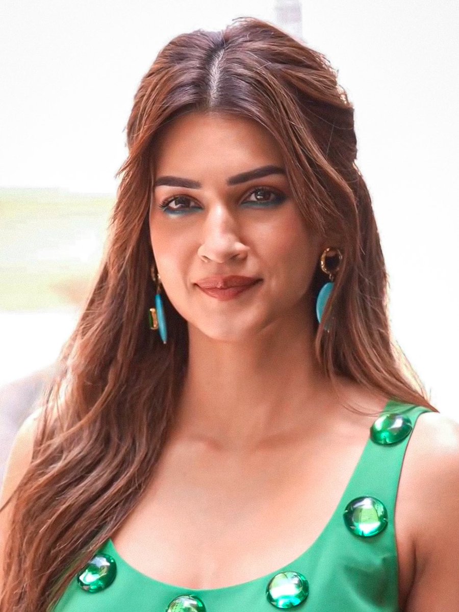 rockycuckybi's tweet photo. Kriti mommy ke legs and face hayeee has hilate raho khuda ka hilao dusro ka hilao ek dusre ka hilate raho ufff https://t.co/bli47f4hID