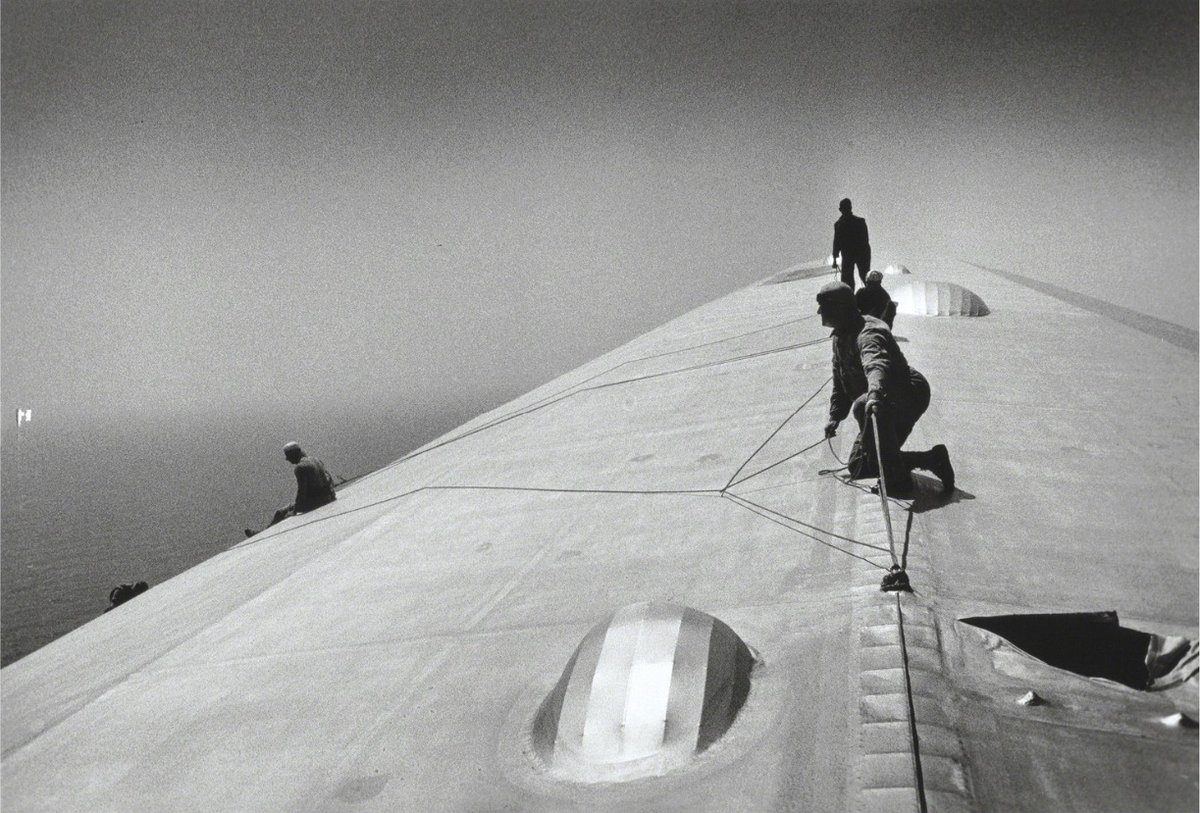 vintagestuff4's tweet photo. Repairing the Hull of the Graf Zeppelin during the flight over the Atlantic
Alfred Eisenstaedt
1934 https://t.co/suQNA6mQUs