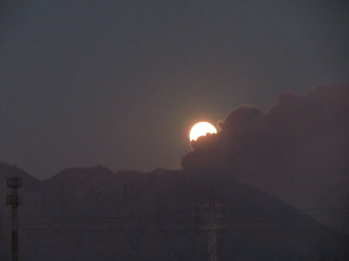 おい世界。
これが噴火してる火山が目の前にある土地に住むって事だ。
洗車めんどくせぇ〜〜〜〜〜! 