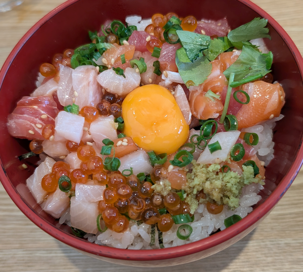 kichilog's tweet photo. 末広通り沿い「福郎 fukurou」で #吉祥寺ランチ。待望の「福郎丼」をオーダー。イクラのせにグレードアップして 1,800円。黄身も絡めながら、それぞれの刺身をじっくりと堪能。後半は出汁茶漬けにして最後まで美味しくいただきました。ごちそうさま。
#きちログ
https://t.co/aE4MBFzymc https://t.co/exgOW12jIX