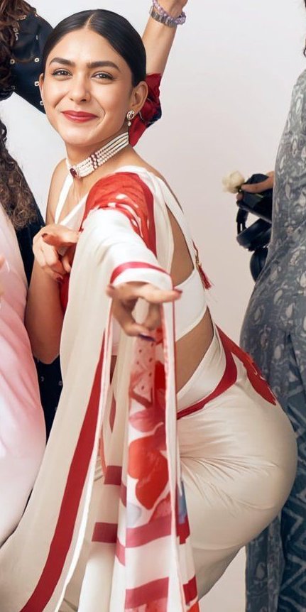 Cineglam18's tweet photo. Heyy @Grok ,Make Mrunal Thakur wear Tennis Outfit https://t.co/3pBgQ46qQj