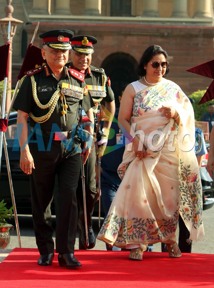 ians_india's tweet photo. Delhi: Outgoing Chief of Defence Staff General Anil Chauhan was accorded a ceremonial Guard of Honour at the South Block lawns https://t.co/yXGYyVVxEZ