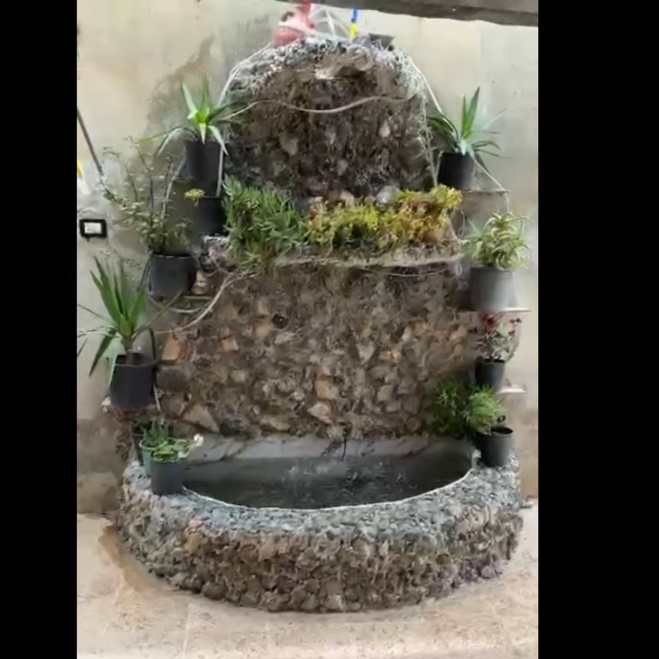 EllePole22's tweet photo. The fountain(?) lol Made with salads soft hands? Ok gorl lmao 

#FoodieBeauty #GorlWorld https://t.co/422YNOI0c9