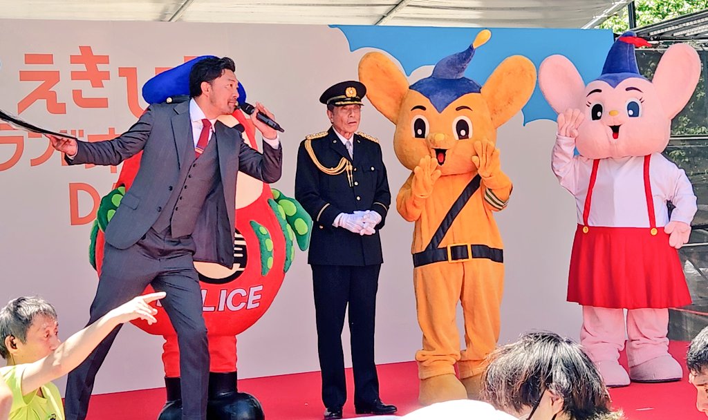 MascaradeT's tweet photo. 調布市 一日警察署長任命式

やっぱり、舘ひろし最高👍️

＃舘ひろし
#調布市
#免許返納 https://t.co/lTvHEYzKAJ