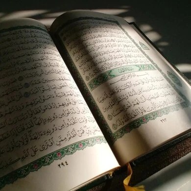 t0s3Sp2GueA0C0P's tweet photo. أتخيل لذة سرد الثلاثين على جلسةٍ واحدة ..

من الفاتحة إلى الناس غيبًا وبدون أي عثرة ..

بنفس النفَس والهمة والعزيمة،صوت ندي وروحٌ تحلّق في السماء ..

 مع كل آيةٍ ذكرى وحكاية،مع كل كلمة محاولات عدة حتى لُفظت أخيرًا بالشكل الصحيح،مع كل رأس صفحة قصة ربط قد حيكت في الذهن .. https://t.co/o73r2dtzAk