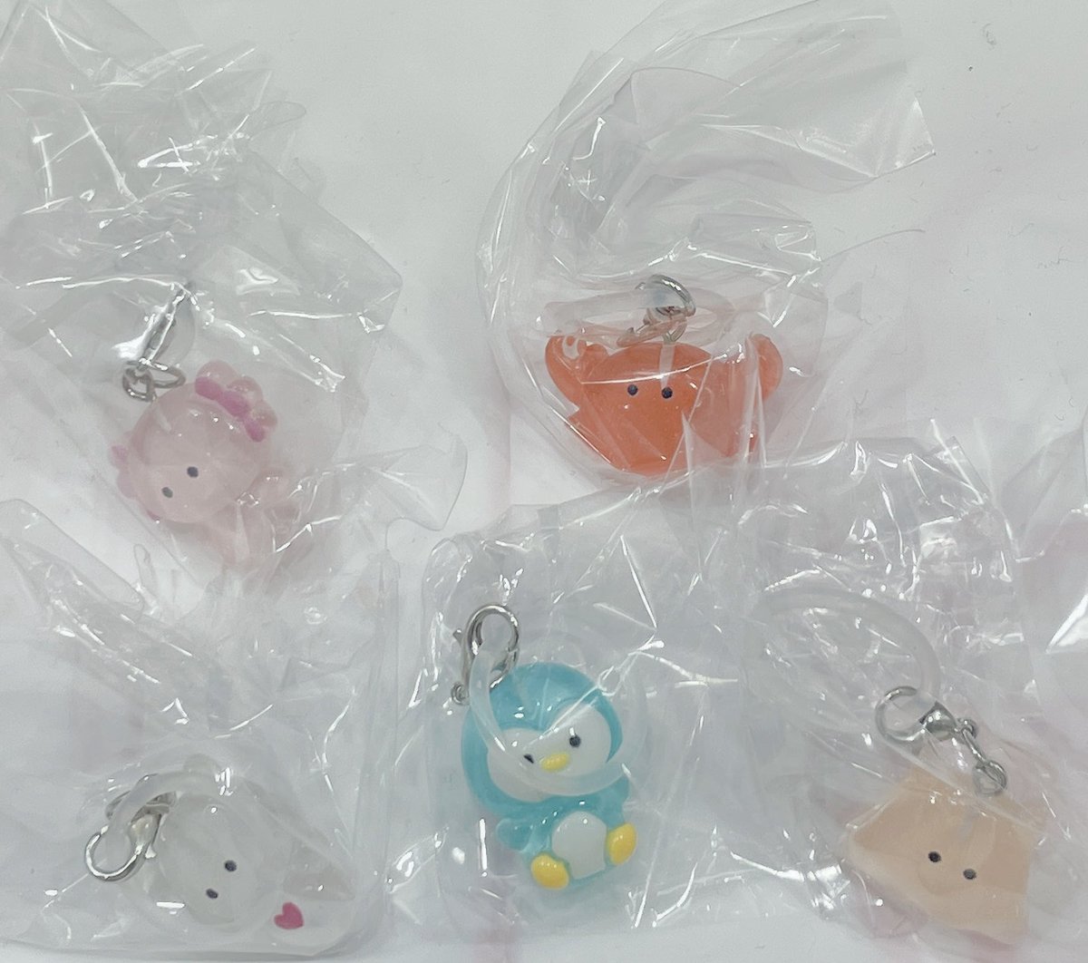 qgh_w5's tweet photo. つぶらな瞳のガチャ、今日だったのね💦しかもサイレントだったから慌てて回した。これ小さいけど200円で驚いた。今時、200円はありがたい。 https://t.co/X1c0tx4nqE