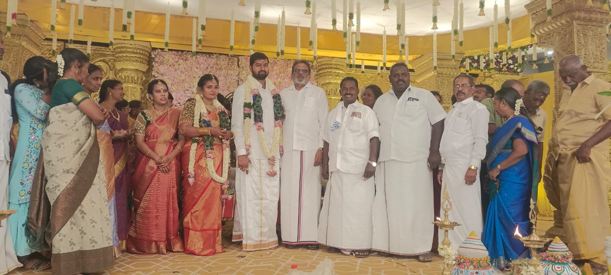 SDSSELVAM's tweet photo. திருவாரூர் மாவட்டம், மன்னார்குடி 8வது வார்டு நகர்மன்ற உறுப்பினர் R.பன்னீர்செல்வம் - பங்கஜம் மற்றும் மதுரை, அய்யர் பங்களா, S.பாலகிருஷ்ணன் - கமலா ஆகியோரின் இல்லத் திருமண விழாவில் கலந்துக்கொண்ட போது...
#திருமணம் #Marraige #Mannarkudi #Newlife #SDSS #AIADMK #EPS #Marriagelife https://t.co/ciXbKAodRF