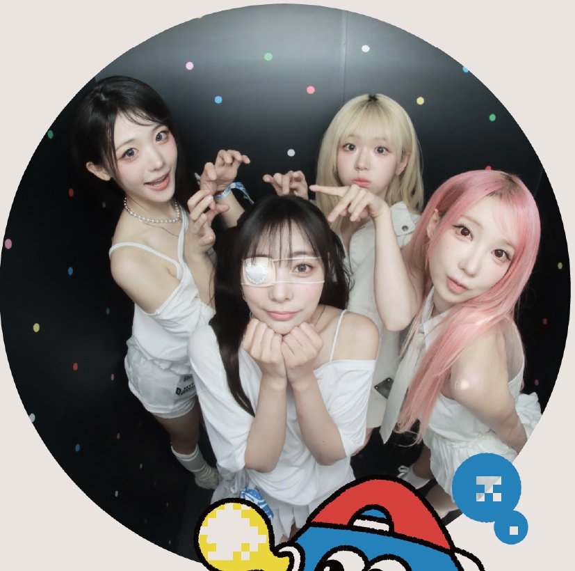 Luffies2's tweet photo. So cute how they take turns posing in front 😊 https://t.co/FzmqZmjiEE