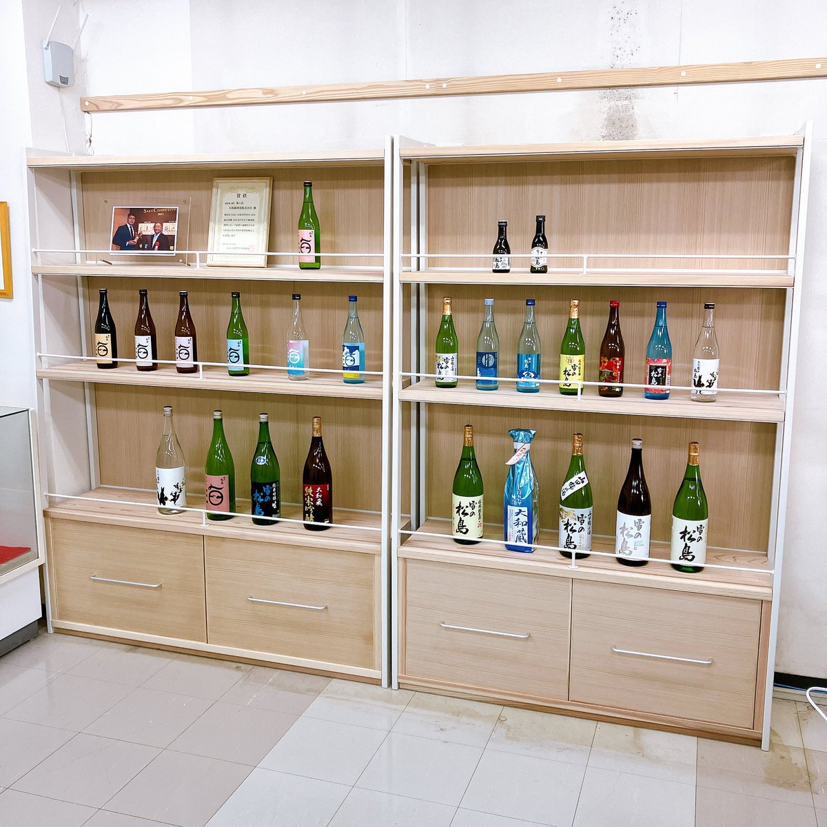 tripinterior's tweet photo. 昨年の納めさせてもらった鉄を使った什器。

酒蔵の日本酒瓶を陳列する棚をご依頼頂きました。
酒蔵という事もあり、棚板には無垢の杉板を使用。そして出来るだけ軽いイメージを希望していたので、杉だけでなく構造には鉄を使う仕様としました。 https://t.co/3NTHjOIw2X