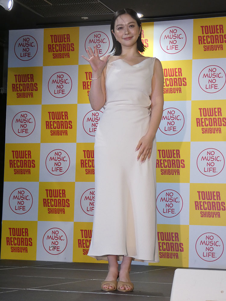 VoiceMediaJP's tweet photo. レポート：「村重杏奈は人類の宝！」村重杏奈写真集「あんな」発売記念会見レポート https://t.co/omh6fLMCSf 村重杏奈 あんな 写真集 https://t.co/LWAcDbclRI