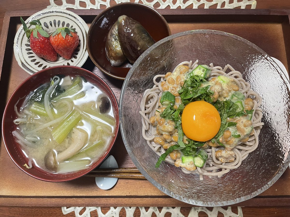 silkool's tweet photo. お昼はぶっかけ蕎麦♡
今日は夏日🌻
暑すぎて帰ってくる途中で冷たい麺が食べたい‼︎ってなるくらい😌
冷凍蕎麦買っててよかった😙　
安定の吉本新喜劇観ながら🫶
#おうちごはん #今日のお昼ご飯 #ぶっかけ蕎麦 #納豆オクラ #作り置き https://t.co/MB8unKP6gT