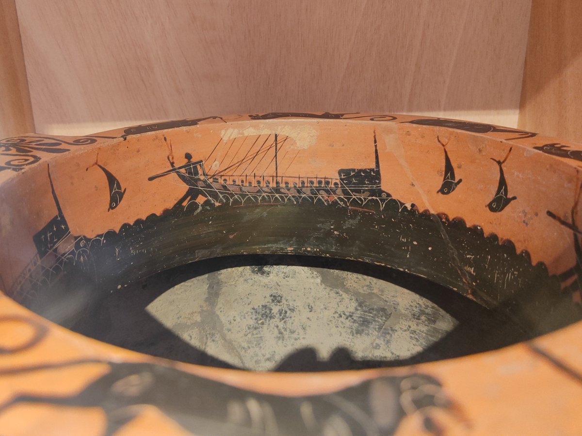 Palaumede's tweet photo. Faire flotter des navires sur le vin du vase plein.
On en voit aussi dans des coupes à boire.
- Athènes, v. 510 av. J.-C., Antikenmuseum, Bâle https://t.co/ivM6KGIF52