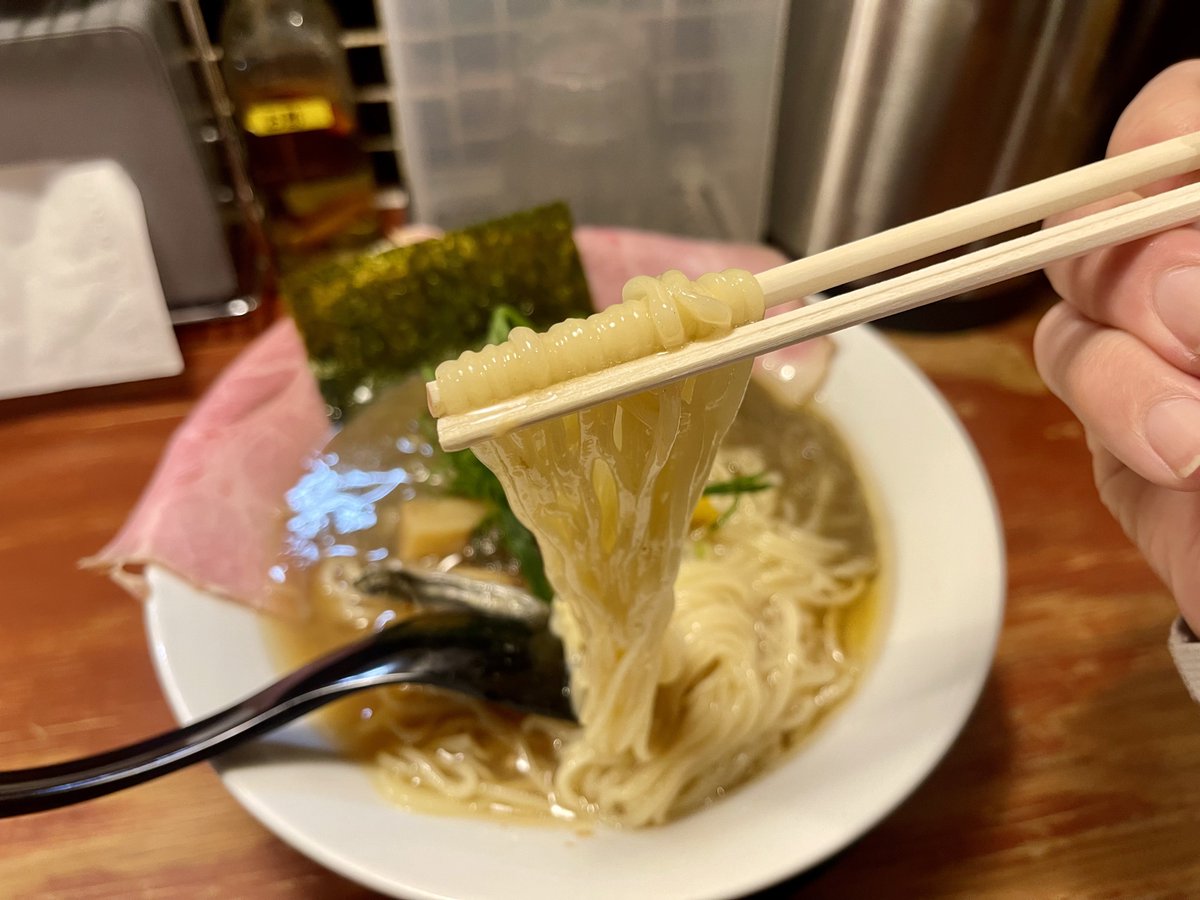 jack_No02's tweet photo. 頑固麺
【限定】冷製 灰汁撃 1,300円

まさかの冷たい灰汁撃🐟🍜✨

手前側にはとろりとした煮干しの清湯
奥にはザラリとしたセメントカラーの濁煮干し
ネギの下に隠れている煮干し粉を溶かす事でさらにニボり度アップ♪
美味いなぁ😋
煮干し好きハートにキーン🧊と刺さりました☆
ご馳走様でした！ https://t.co/yLcxt4o5DS