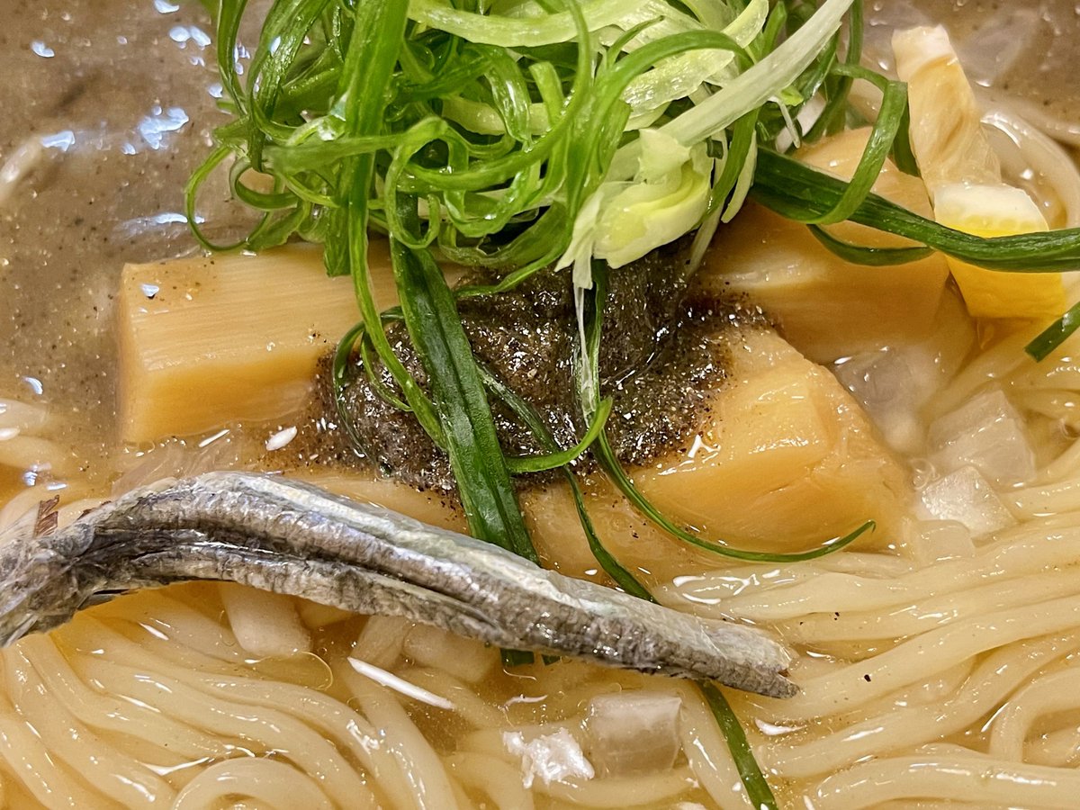 jack_No02's tweet photo. 頑固麺
【限定】冷製 灰汁撃 1,300円

まさかの冷たい灰汁撃🐟🍜✨

手前側にはとろりとした煮干しの清湯
奥にはザラリとしたセメントカラーの濁煮干し
ネギの下に隠れている煮干し粉を溶かす事でさらにニボり度アップ♪
美味いなぁ😋
煮干し好きハートにキーン🧊と刺さりました☆
ご馳走様でした！ https://t.co/yLcxt4o5DS