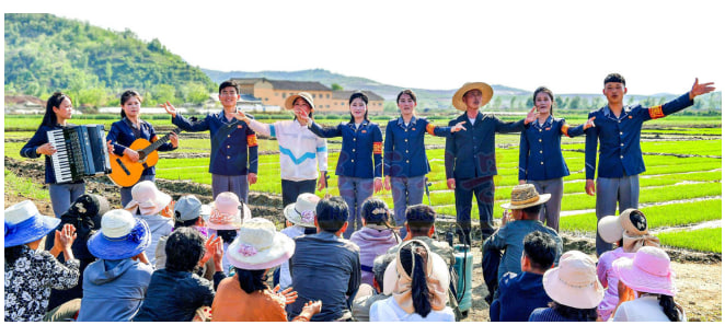Korea_Friend_UK's tweet photo. Youth agitation teams encourage agricultural workers https://t.co/C6pg02QN82