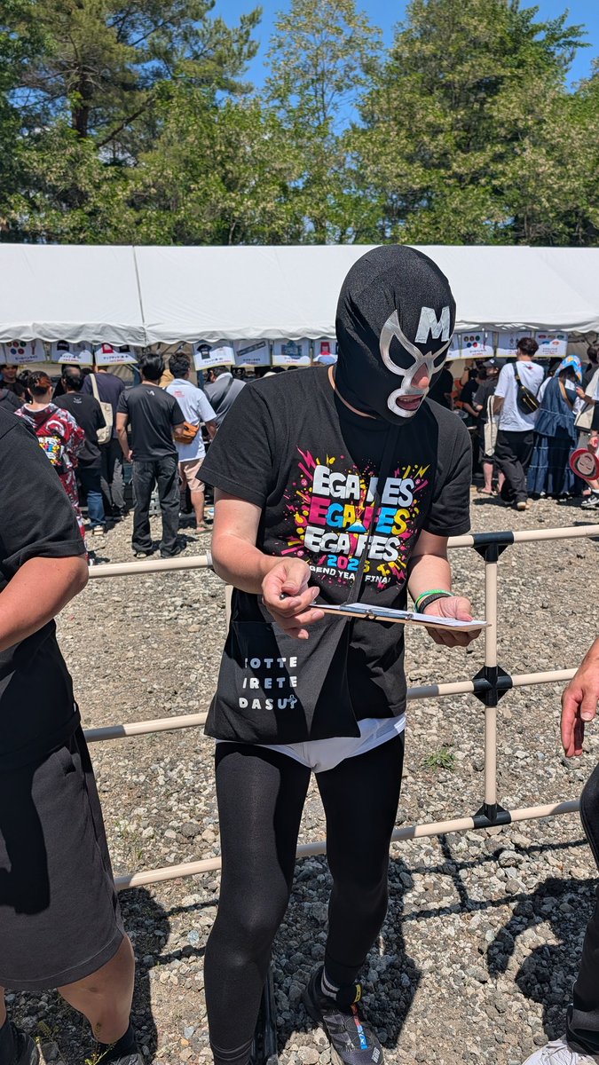 egafes_official's tweet photo. 【あたおかハイランドレポ２】

グッズ販売所にブリーフ団が来てくれています！
「ペンライトを買ってください！」
と口々に申しております、ぜひ何卒🙏

熱いので熱中症などお気を付けください☀ https://t.co/QvpAAtZNcm