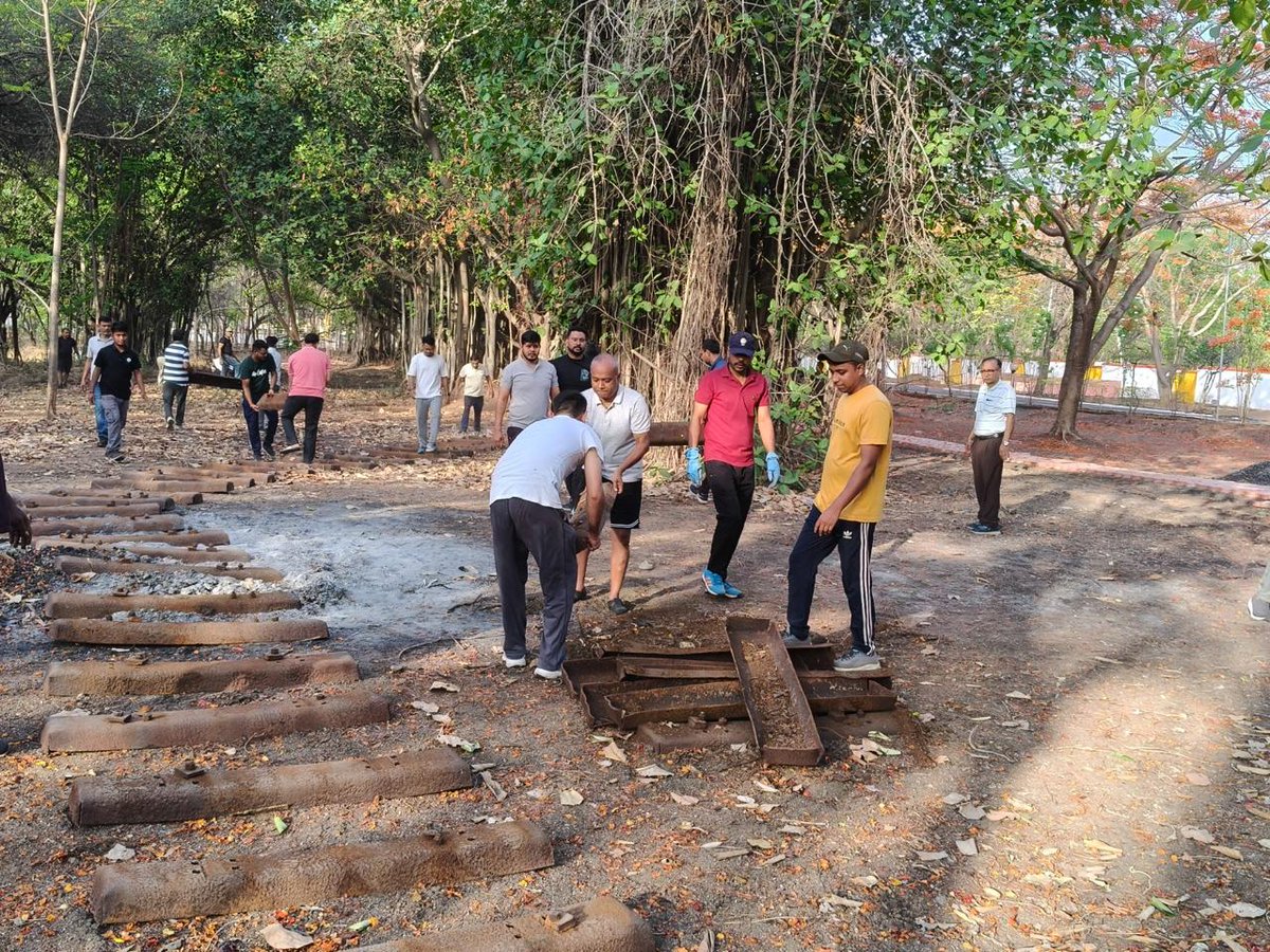 IRIEEN_OFFICIAL's tweet photo. Under DG IRIEEN’s guidance, #Shramdaan at IRIEEN continued with focus on sustainability &amp; innovation.Teams carried out scrap segregation, cleaning &amp; painting for creating useful campus assets, alongside roof-whitening to reduce summer heat.
#Swachhta #Sustainability #RecycleReuse https://t.co/060tu65QOu