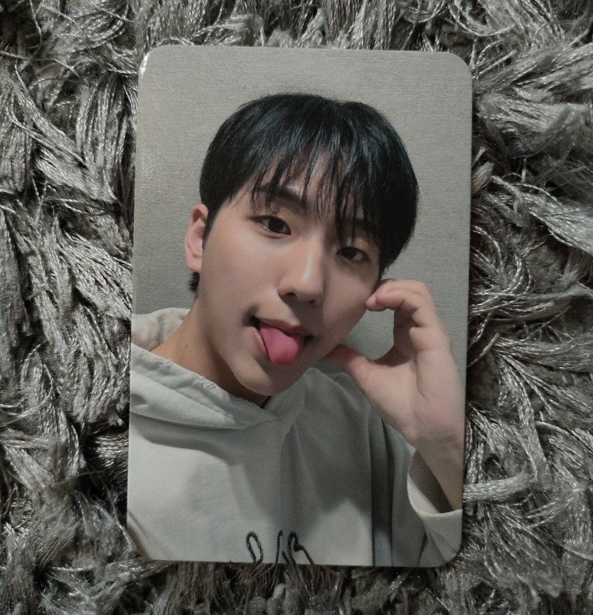gaodenil's tweet photo. the idol                   vs     the photocard https://t.co/wdRq0B3byp