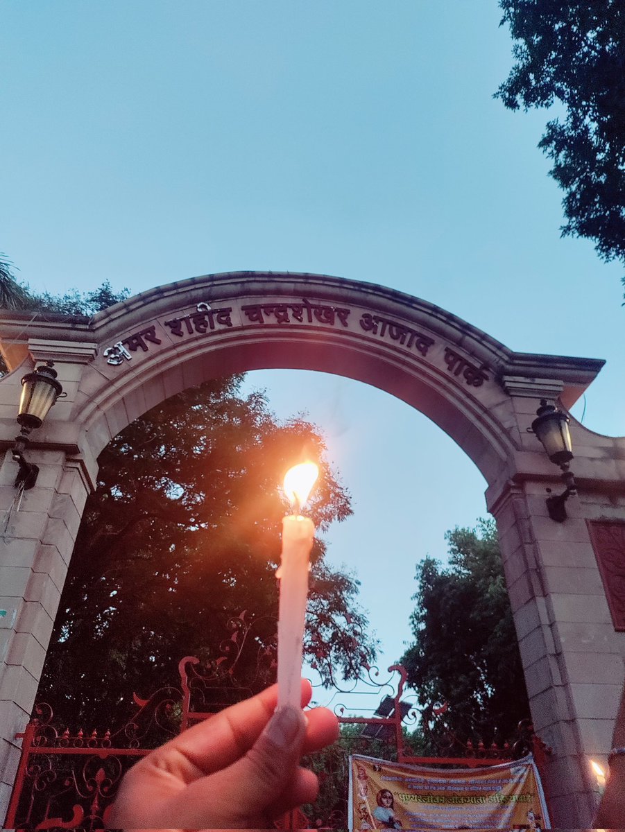 AlokUp8960's tweet photo. प्रयागराज में बड़ी संख्या में छात्रों ने लेखपाल परीक्षा और अन्य परीक्षा पेपर लीक मामले में कैंडल मार्च (सांकेतिक प्रदर्शन) निकालकर विरोध प्रदर्शन किया!!🔥
👉छात्र एकता जिंदाबाद 💪 
#lekhpalधांधली #lekhpalscam #Lekhpal_Exam_Investigation
#ReExamForLekhpal 
⁉️⁉️ https://t.co/EAszzaz5B9