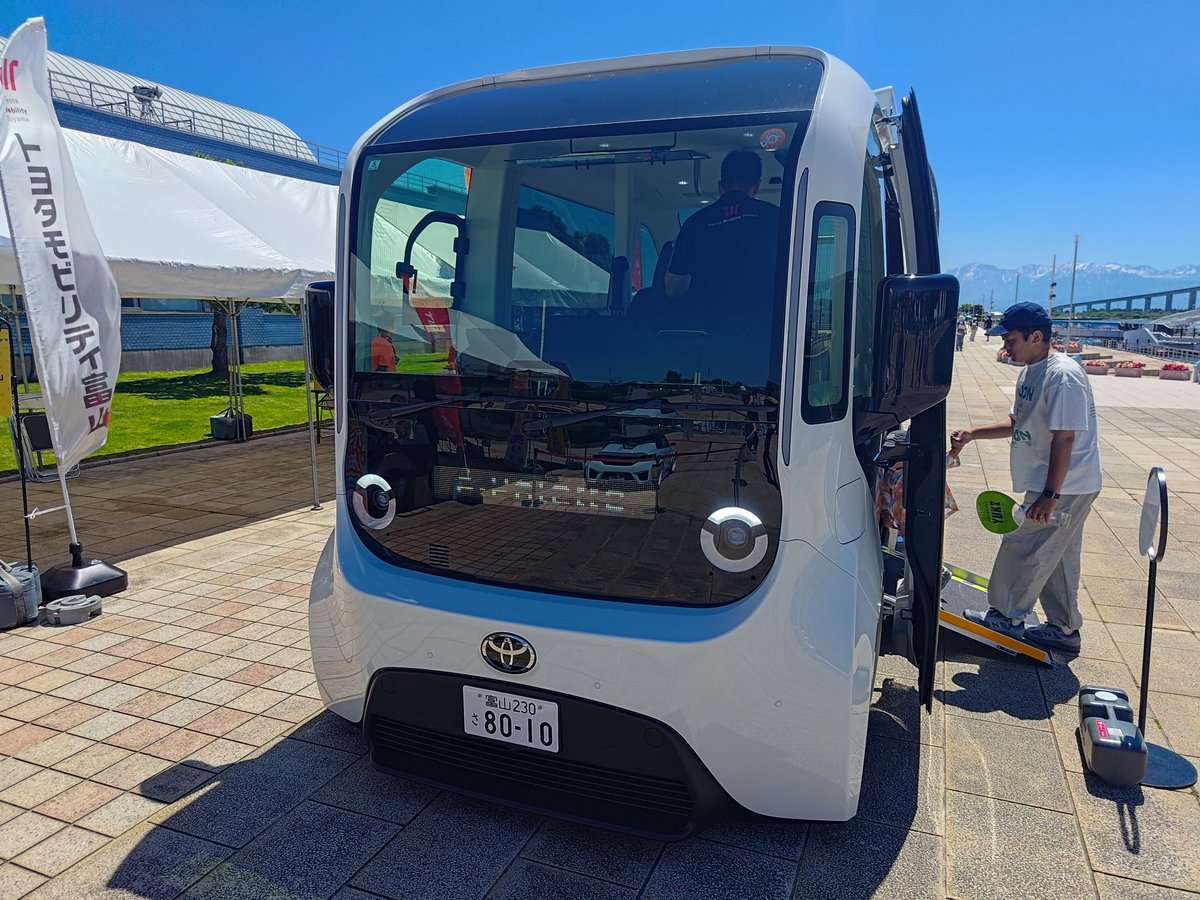 teketeke5's tweet photo. 海王丸モーターパークフェスにトヨタのEVバスがいました。
運転席はあったけど、将来的には自動運転になるそうです。
#海王丸 https://t.co/tWlXtRZjq3