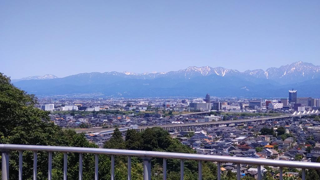 JakkouMouse's tweet photo. 今年も残雪が無くなりそう‼️

#呉羽　#富山　#残雪　#真夏日　#立山連峰 https://t.co/NV60PUJ3Od