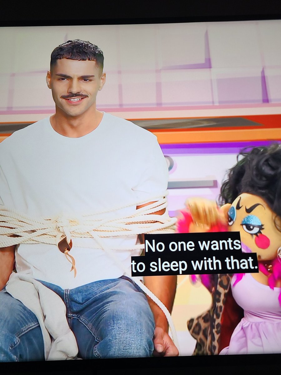 _TVLiveTweeter's tweet photo. This crew member though this episode! 😍 #DragRace #AllStars11 https://t.co/zcw6FMQmEK