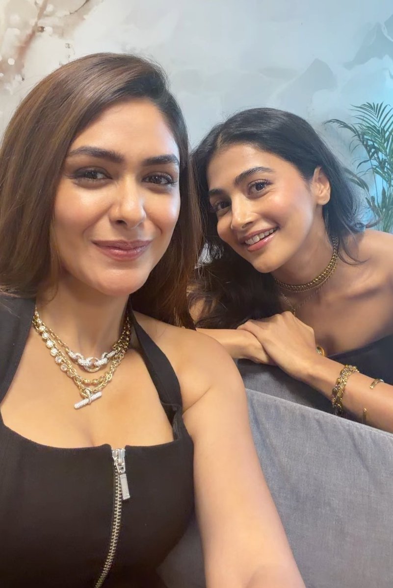 PoojaTrends's tweet photo. #PoojaHegde and #MrunalThakur during #HaiJawaniTohIshqHonaHai promotions. https://t.co/EA2cB6Qw9Y