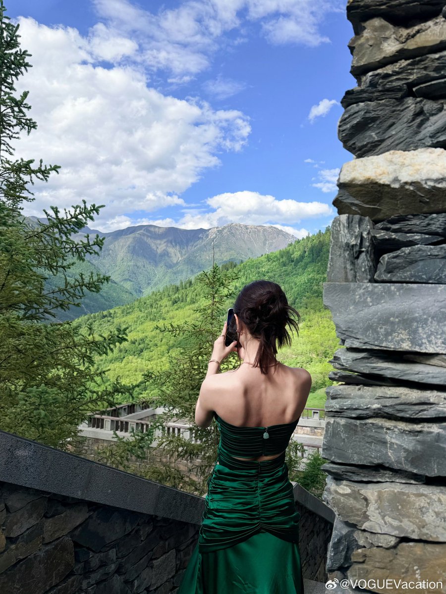 maixiang02's tweet photo. Zhao Jinmai berkata, "Tunggu sebentar, ijinkan aku mengambil gambar-foto dulu." 

赵今麦说等一下，我先拍个照
Vogue Holiday Valley

VOGUEvacation weibo⤵️
https://t.co/pQNrOHoLKh

#ZhaoJinmaiVogueVacation2026
#ZhaoJinmai #赵今麦 #จ้าวจินม่าย https://t.co/bJ9v0awKhc