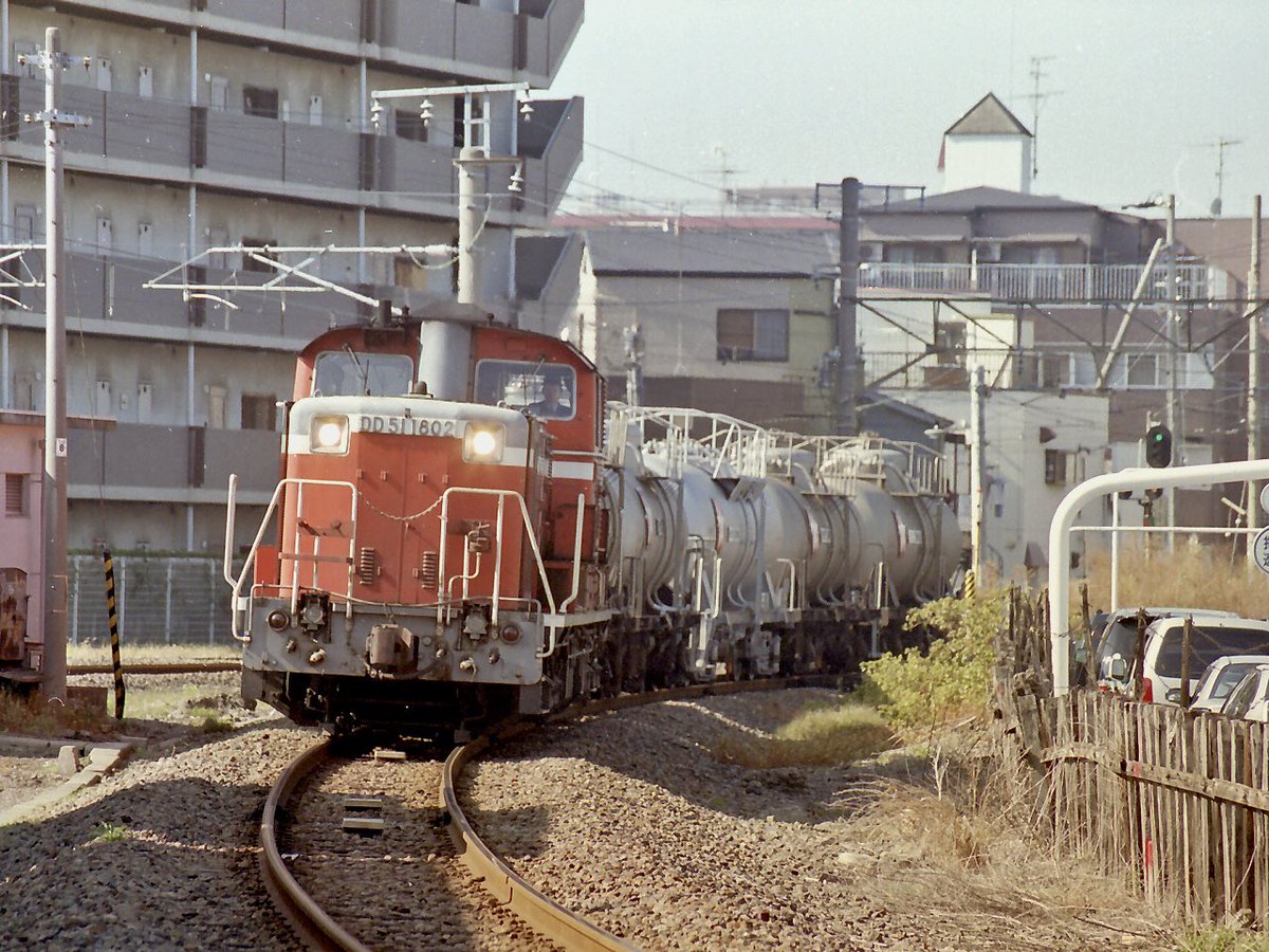 KE11COROLLA's tweet photo. 学生時代に撮影を辞めた後、2003年頃から撮影を始めたが、やはりDD51が好きで近所の城東貨物線へよく出掛けていた。
特に硫酸タンク車編成を狙っていました。
 #自分が今まで撮ってきたDD51見せて https://t.co/iNAE1F3ehs