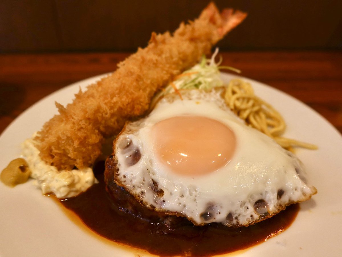 stkisr's tweet photo. 中目黒にある『キッチン パンチ』にて、ハンバーグ目玉焼き付エビフライのっけ。

お気に入りの洋食店なんだけど、ちょっとご無沙汰してしまい１年半ぶり。

ハンバーグとエビフライのダブル主演で、旨すぎです😆 https://t.co/5iGonbgEAl