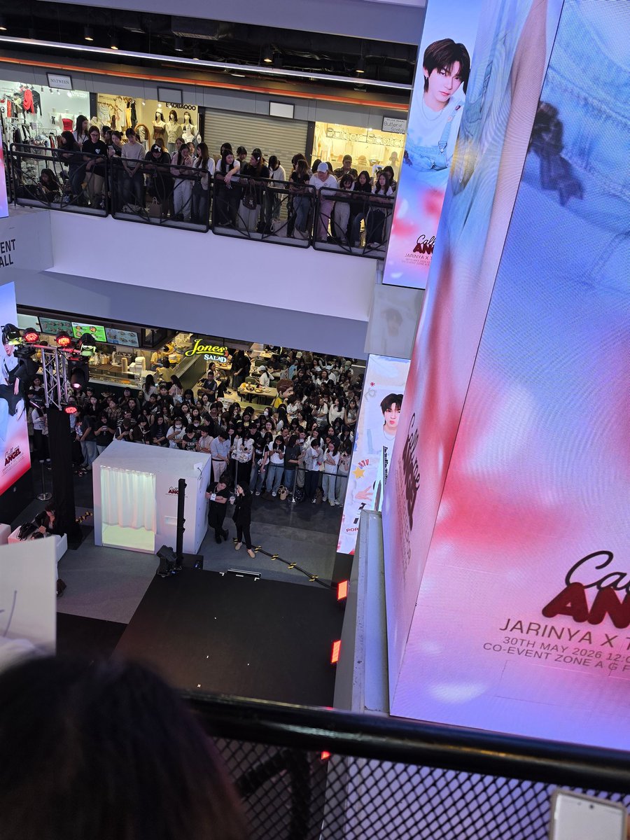 Hainieca's tweet photo. Seeing the huge crowd waiting to meet TeeTeePor really makes me proud. They are truly loved kids 🥺🤍

TTP CALL ME ANGEL

#JARINYAxTEETEEPOR https://t.co/8qFwuOADJe