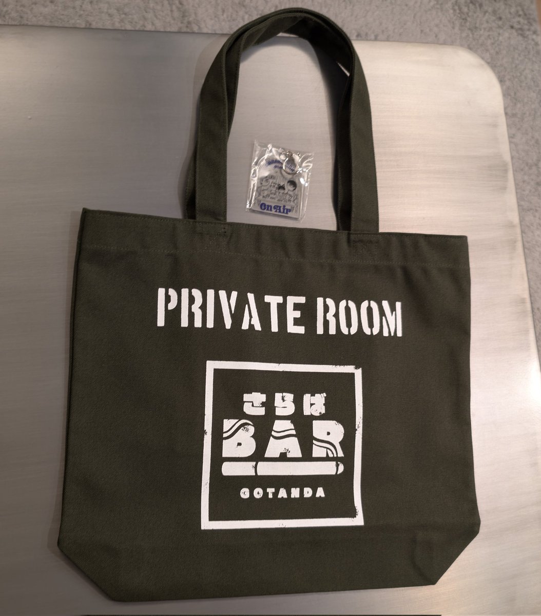 seha4101's tweet photo. さらばBARの新グッズ入手しました！
パネルは思ってた倍でかくて存在感あります！
質感も良い感じです！
前に自作したパネルのみすぼらしさが際立ちます笑
いつも見てたアレと全く一緒のやつが欲しい願望を叶えてくれる最高グッズ！！
#さらばBAR https://t.co/fmDMDjFYKh