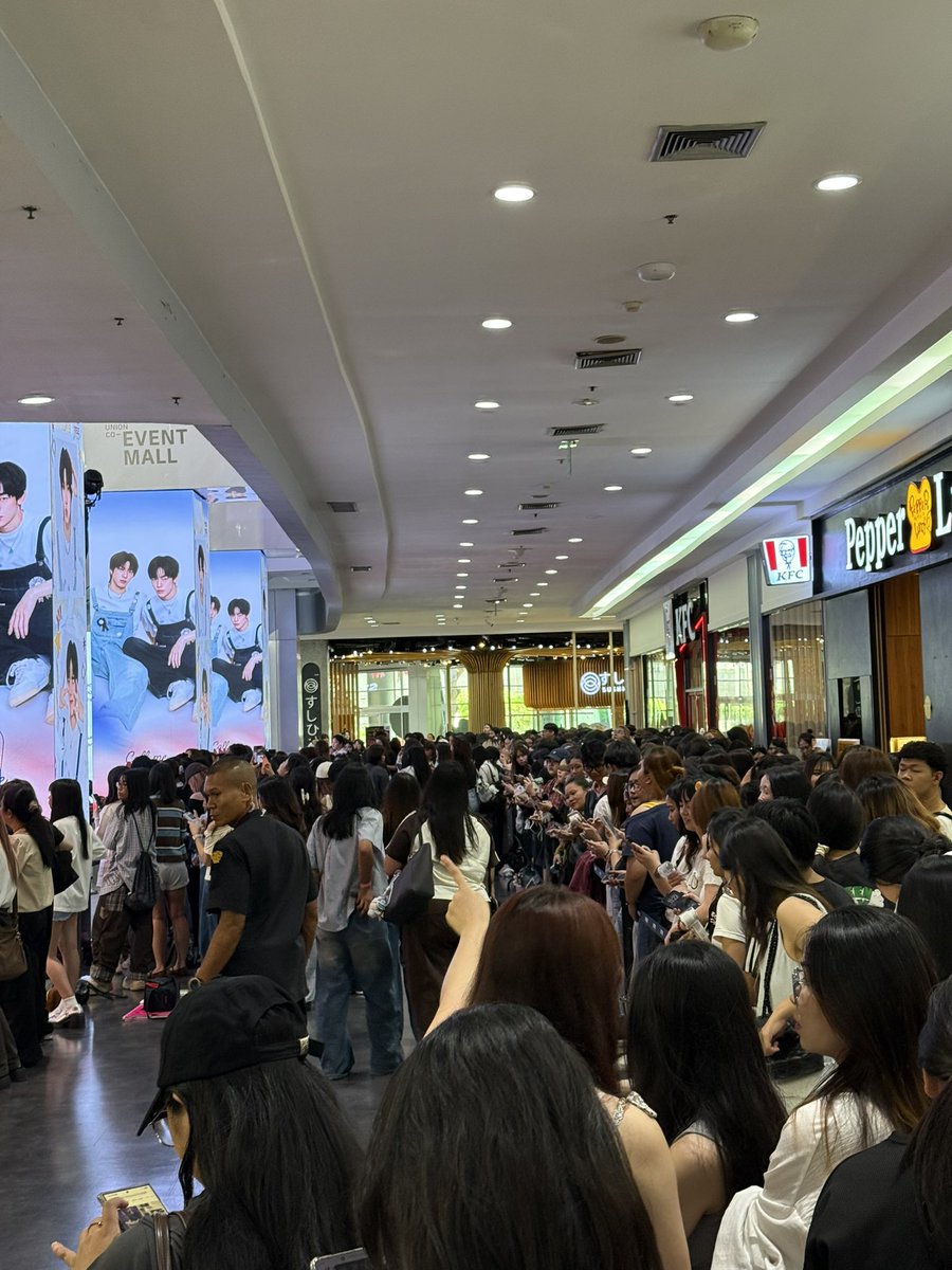 Hainieca's tweet photo. Seeing the huge crowd waiting to meet TeeTeePor really makes me proud. They are truly loved kids 🥺🤍

TTP CALL ME ANGEL

#JARINYAxTEETEEPOR https://t.co/8qFwuOADJe