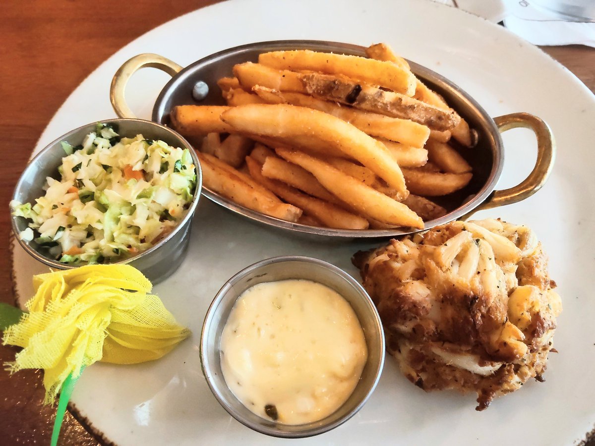 _happyswinger_'s tweet photo. ワシントンのOld Ebbitt Grillで食べた、このポテトが人生で食べたポテトの中で1番美味しかった…。
コールスローもタルタルも本来は苦手なのに、ここのは美味しすぎて完食した。
もちろんメインのクラブケーキはカニ感強めで美味しかった！
また食べに行きたい場所！ https://t.co/xVY4MTdHHy
