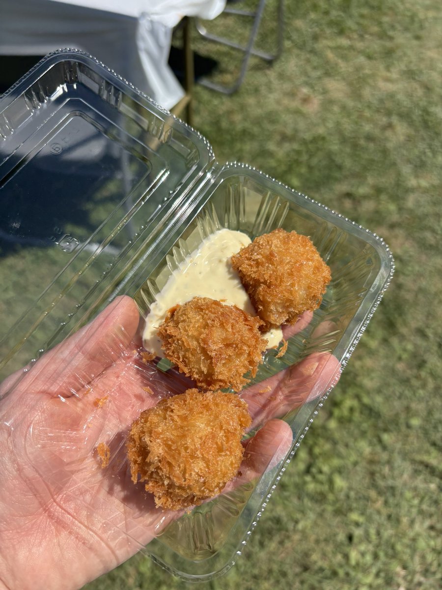 micro_warm's tweet photo. 今日の現場はキッチンカーうまいもん選手権にきました！
大好きな推しのライブとお酒を飲めるなんて幸せすぎますね✨
とりあえずはシュウちゃんお勧めホタテフライとビールで乾杯です🍻
#キッチンカーうまいもん選手権
#村人T
#点染テンセイ少女。 https://t.co/gwcF3dUAnq