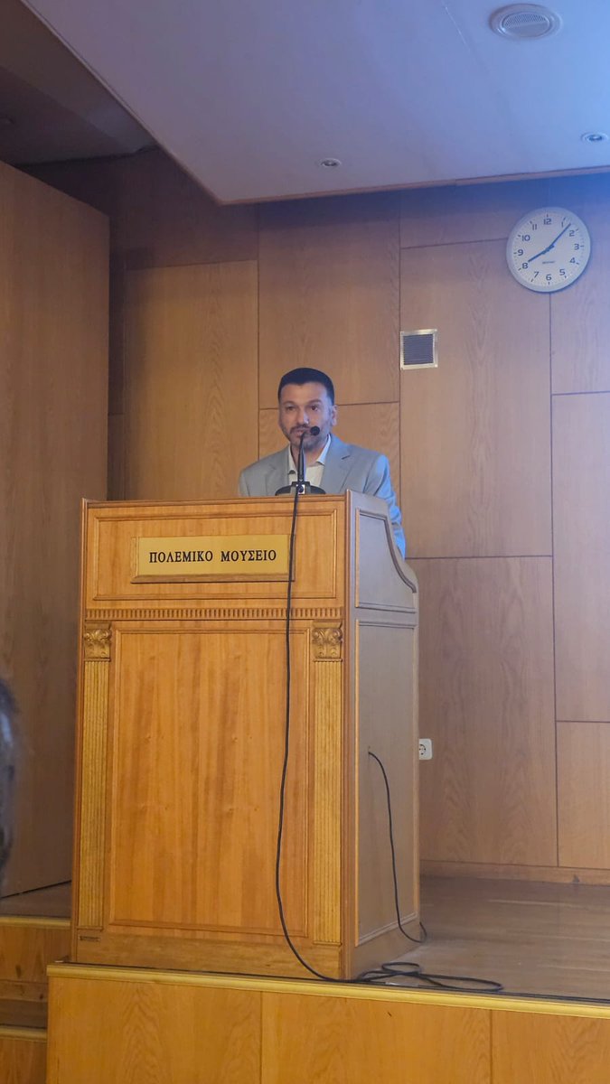 MichaelidouAth's tweet photo. Χτες το βράδυ, είχα την τιμή να εκπροσωπήσω τον Πρόεδρο της Δημοκρατίας @Christodulides σε μια ιδιαίτερα συγκινητική εκδήλωση,  για την παρουσίαση του βιβλίου «Κύπρος 1974 – Φωνές Αιχμαλωσίας», στη Θεσσαλονίκη. Πρόκειται για ένα πολύτιμο έργο για την σύγχρονη ιστορία της Κύπρου. 
Σε μια εκδήλωση στην οποία μίλησε η ίδια η Ιστορία. Μίλησαν οι άνθρωποι που βίωσαν την αιχμαλωσία, τον πόνο, και τη βαρβαρότητα της τουρκικής εισβολής. Άνθρωποι που κράτησαν ζωντανή την αξιοπρέπεια και την πίστη τους στην ελευθερία, ακόμη και στις πιο σκοτεινές στιγμές της ζωής τους. 
Οι μαρτυρίες τους αποτελούν πράξη μνήμης, αξιοπρέπειας και παρακαταθήκη για τον Ελληνισμό. Είναι μια κατάθεση αλήθειας απέναντι στη λήθη. Υπενθύμιση σε όλους ότι η ελευθερία δεν χαρίζεται και ότι η δικαιοσύνη παραμένει ζητούμενο όσο η πατρίδα μας εξακολουθεί να βρίσκεται υπό κατοχή. 
Η έκδοση είναι πρωτοβουλία του Συνδέσμου Αιχμαλώτων Πολέμου 1974 και για την ετοιμασία του εργάστηκε ερευνητική και επιστημονική ομάδα, με συντονιστή τον Δρα Χάρη Αλεξάνδρου, Καθηγητή στην πρώτη Έδρα Κυπριακών Σπουδών στο Πανεπιστήμιο Θεσσαλονίκης. 
Πενήντα δύο χρόνια μετά, η μνήμη παραμένει πράξη ευθύνης. Ως Πολιτεία, έχουμε χρέος να διαφυλάττουμε την ιστορική αλήθεια και να τη μεταδίδουμε στις επόμενες γενιές. Γι’ αυτό επενδύουμε σε μια Παιδεία που καλλιεργεί ιστορική συνείδηση, αξίες και ενεργούς πολίτες. Γιατί όσο η Κύπρος παραμένει υπό κατοχή, η μνήμη είναι εθνικό καθήκον. 
Ευχαριστίες στον Γενικό Πρόξενο της Κύπρου στη Θεσσαλονίκη, κ. Πολυκάρπου, για όλο τον συντονισμό. Ευχαριστίες στον Πέτρο Παπαπολυβίου για την παρουσίασή του στην εκδήλωση και τον Υφυπουργό Εσωτερικών της Ελληνικής Δημοκρατίας @gioulekaskostas για την όλη στήριξη.