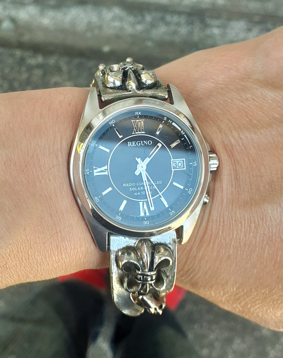 AhKKWt5OgRqC0iB's tweet photo. #CITIZEN
#REGUNO
午前中は庭の芝刈りをしたので、バイクではなく車でお出掛け。
本日の腕時計のお伴は、
中古で買ったシチズンのレグノに、20年くらい前に通販で購入した金属(おそらく鉛製)ブレスを付けたもの。 https://t.co/PzUyrmBbOA