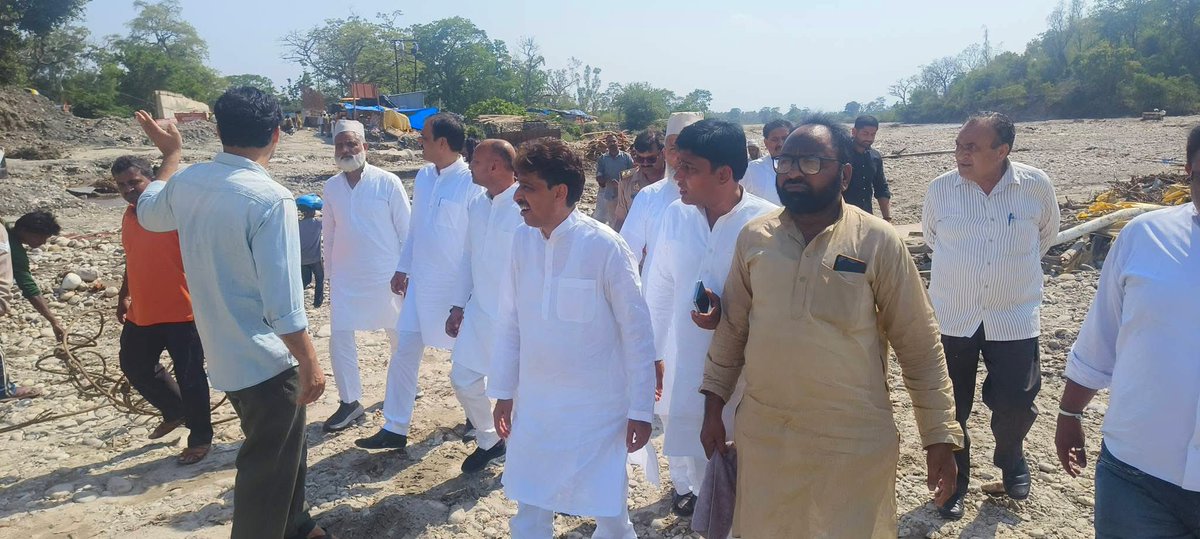 Imranmasood_Inc's tweet photo. शकुंबरी देवी में आये तूफान व बहती का निरक्षण करने पहुँचे  साथ में एम एल सी शाहनवाज़ खान | https://t.co/Q3FjkJmWR6
