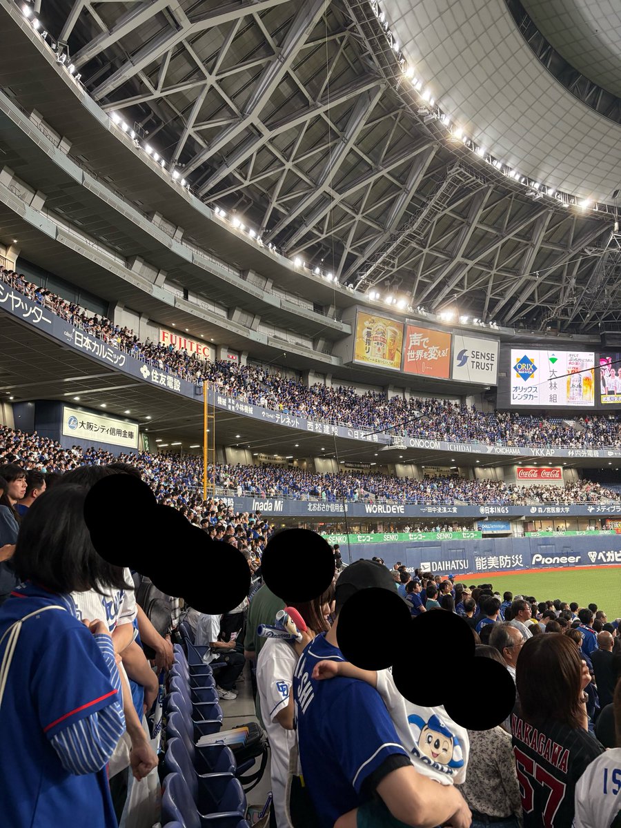 __sDrgns_26O04's tweet photo. 国歌斉唱前に立ち上がった時3塁側青に染まってて本当誇らしい https://t.co/lydAWMECyM