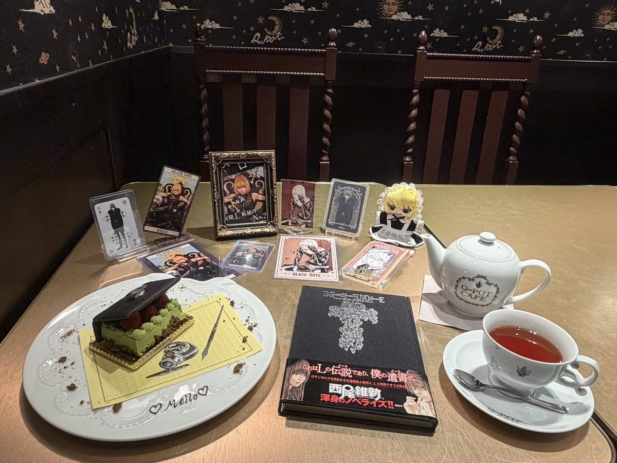 akemi_rock's tweet photo. Q-pot CAFE.日比谷シャンテ店限定
『Story Book Cake Plate』
黒の表紙が僕=メロの遺書『DEATH NOTE アナザーノート』を彷彿📓
デスノート本編は勿論『LABB』も愛読🥰
"僕は旧世界のかませ犬、犬死のベストドレッサー。ミハエル・ケール"
メロらしくて大好きな一文🥹
#デスノート
#DEATHNOTE
#LABB https://t.co/hLbpxKVzFI