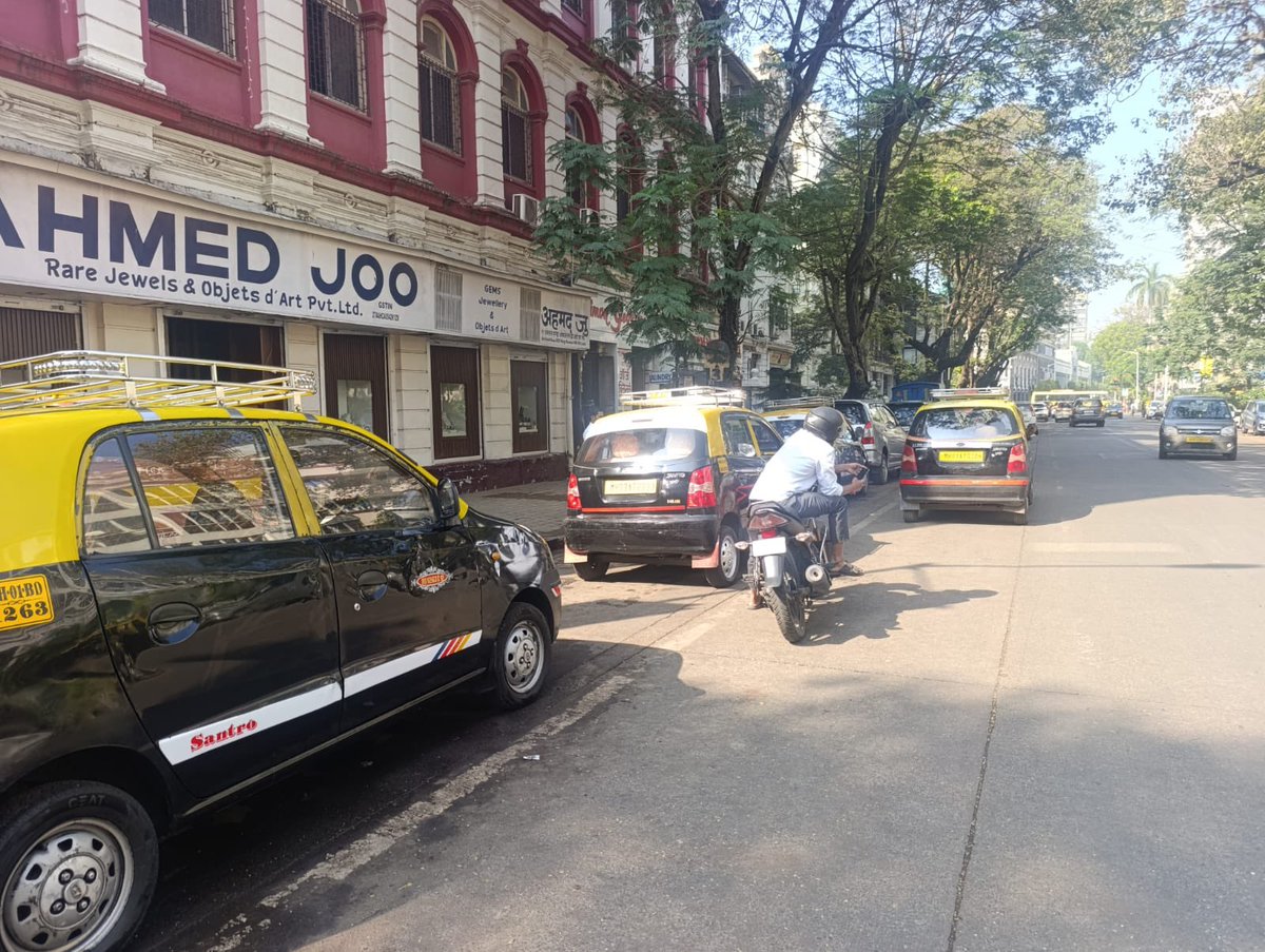 CooperPervez's tweet photo. @AshwiniBhide @TawdeRitu @mybmcWardA @MTPHereToHelp @CPMumbaiPolice @subhashmotwani @DiwakarSharmaa 2 taxi stands with their boards outside/opp Diplomat hotel, Colaba, need to be removed immediately. Are we Senior Citizens fools to complain? Why is the cop trying to defend? https://t.co/HQtuW4bKRE