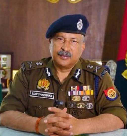 dbabuadvocate's tweet photo. नोएडा की पुलिस कमिश्नर लक्ष्मी सिंह (IPS ) करीब 4 वर्षों से हैं ( 3 वर्ष 7 माह ) 29.11.2022 से

इनका ट्रांसफर होना व मुश्किल है क्योंकि
सूत्रों के मुताबिक उत्तर प्रदेश के DGP राजीव कृष्ण नोएडा की पुलिस कमिश्नर लक्ष्मी सिंह (IPS) के पारिवारिक रिश्ते में जेठ लगते हैं.

कुछ दिन पूर्व IPS के ट्रांसफर हुए उसमें इनका नाम नहीं था 
योगी जी एवं DGP साहब की कृपा बरस रही है