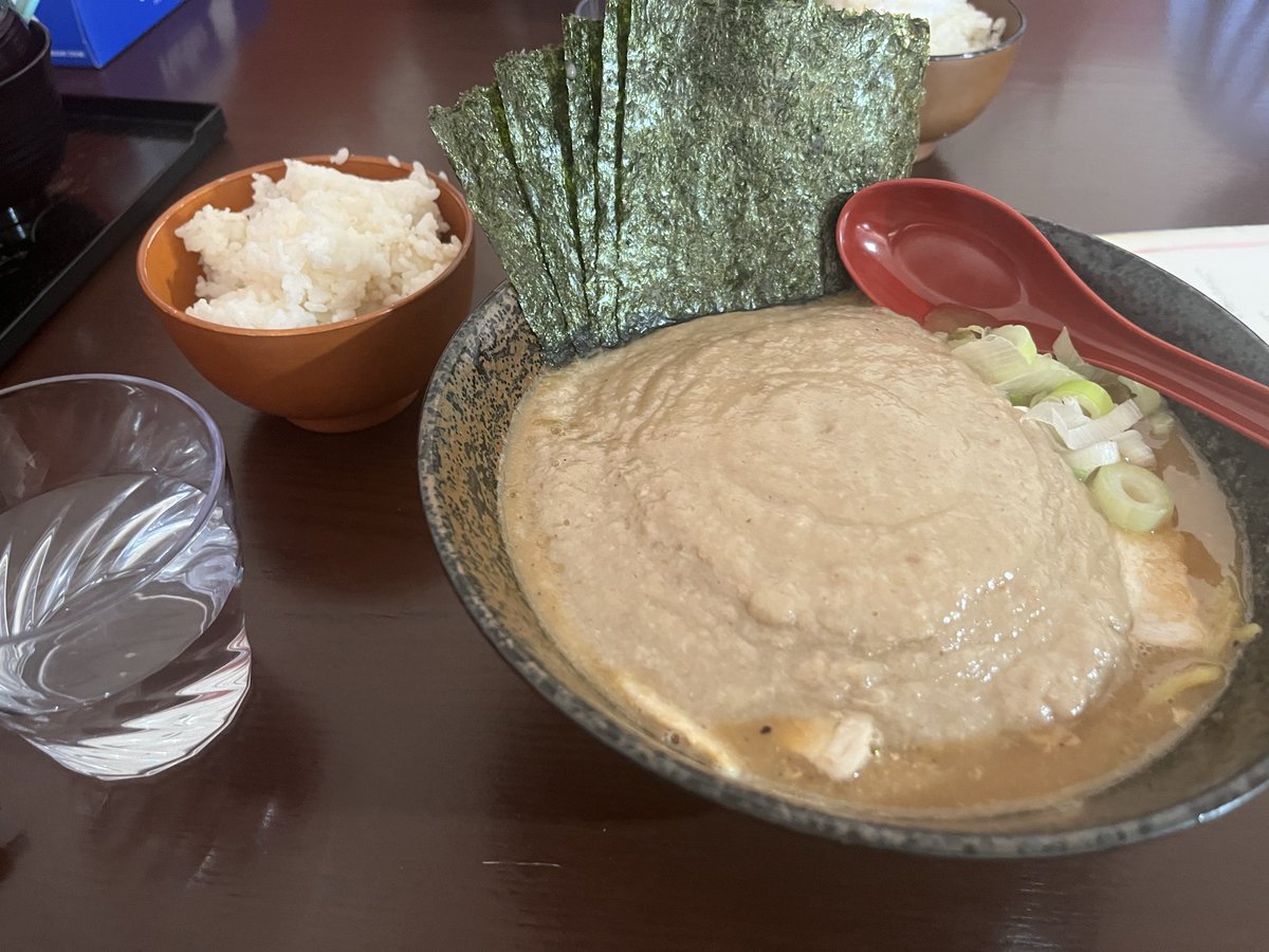 roriconjanaiyo's tweet photo. #ラーメン

名古屋　大岩亭

来店する前から強烈な豚骨臭w

とにかく豚骨臭きついwww

無鉄砲の数倍はしとるw

のり特鳥ラーメン。

以外とあっさり？いや、キツイか…

豚骨臭が苦手な人は無理

スープを吸わせた海苔がご飯と良くあう。ライスおかわり自由も良い。

スープ濃厚すぎてつけ麺やな^^ https://t.co/3In8qsiKRV