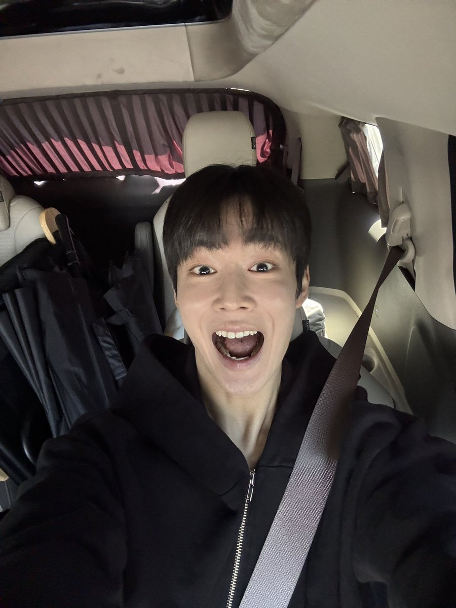 xleexekdnjs's tweet photo. 복 오나요 웃으면 https://t.co/NEa8gKdpDo