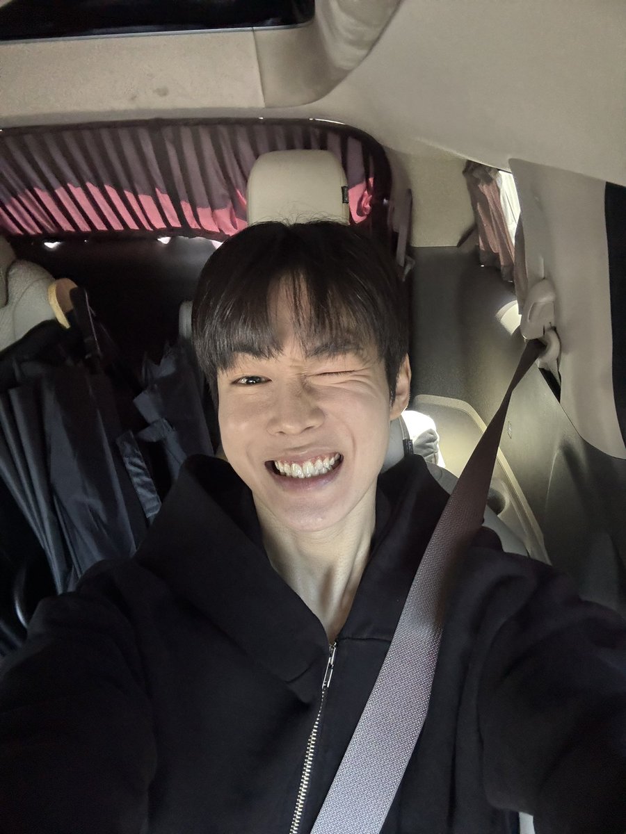 xleexekdnjs's tweet photo. 복 오나요 웃으면 https://t.co/NEa8gKdpDo