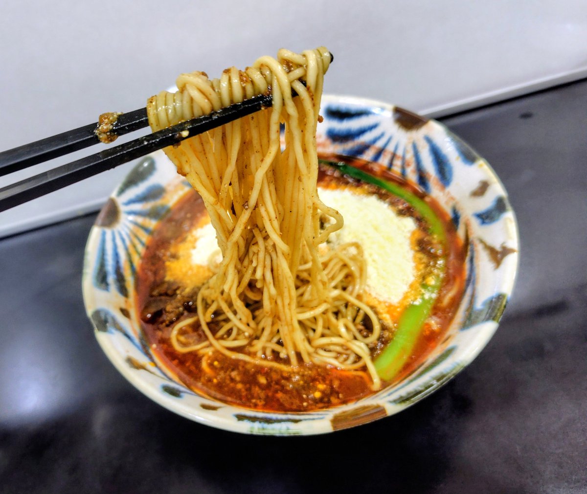 negibo4's tweet photo. チーズとトマトのちょい辛麺いただきましたm(_ _)m煮干しも挽き肉も入って抗酸化ヘルシーらぁ麺勿論美味しくごちそうサマンサ＼(^o^)／横浜反町・自家製麺Shin https://t.co/Wu7A7GEPsJ