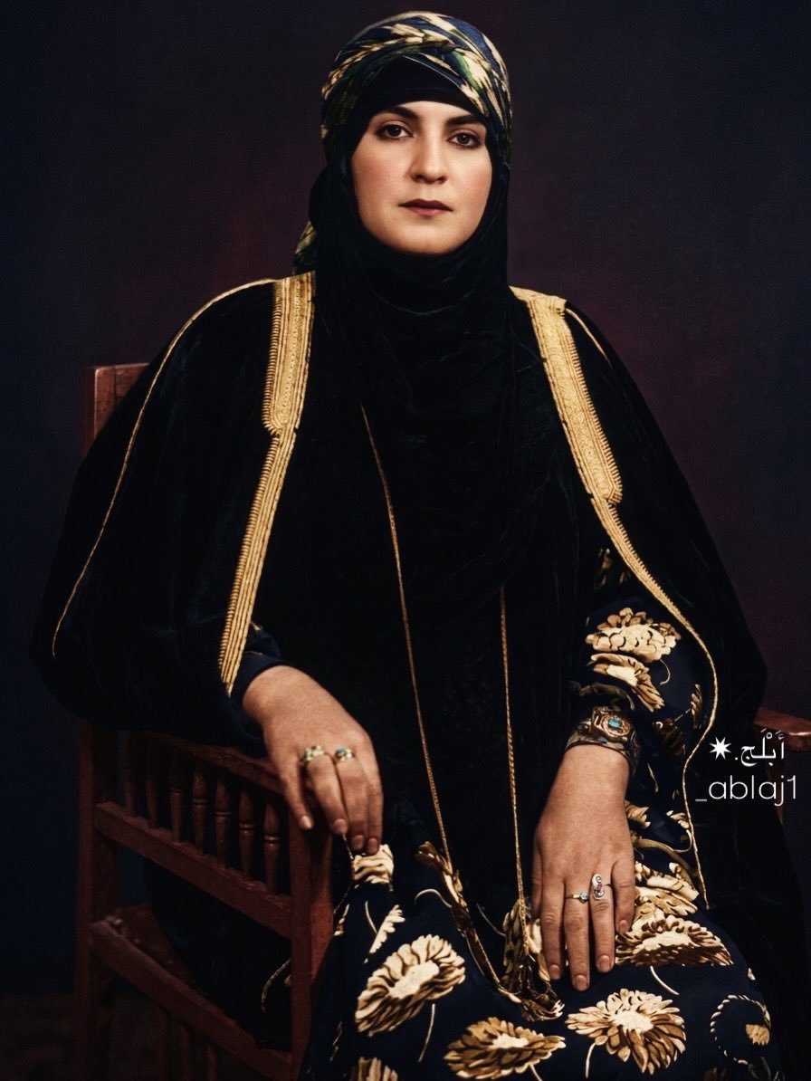 _ablaj1's tweet photo. العنوان ؛ الشيخة (حدة طراد الشعلان). 1930s.
وهي اخت الشيخ الفارس اورنس الشعلان رحمه الله وجدها شيخ قبيلة الروله الشيخ سطام حمد الشعلان. من الروله قبيلة عنزة. https://t.co/faejQiDaqn