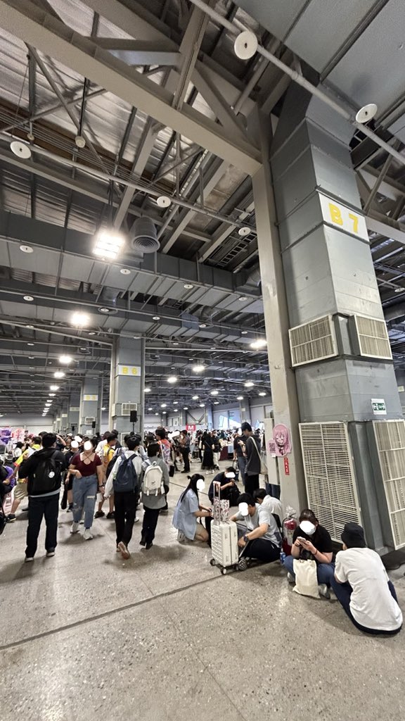 JWB_Doujinshi's tweet photo. #IF7 #創集繪 1230-1250 左右場內畫面
基本上場內蠻熱鬧的,但是不會到擁擠,
依舊可以悠哉悠哉地逛攤,
甚至不需擔心被抓過去填表單,
因為「那個」企業攤沒有來😆
(準確來說這裡幾乎沒有企業攤,
算是一個很純的同人場次)
場內溫度剛剛使用主編新買的空品儀測得約26度,
空氣品質部分,二氧化碳濃度約 400-600ppm,
屬於良好等級,而細懸浮微粒也很少,
揮發性氣體也幾乎沒有,基本上裡面空氣良好舒適。