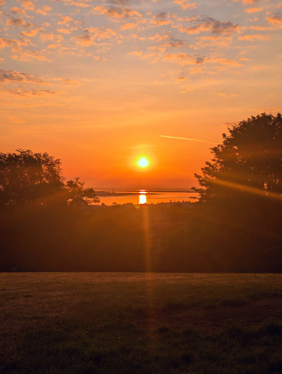 MeadeJordan's tweet photo. An absolutely stunning start to the day. Good morning from #Gravesend. 

#RiverThames #Sunrise #Weekend #Gravesham #Kent #ThamesEstuary  #WindmillHill https://t.co/km0ryJZQiT