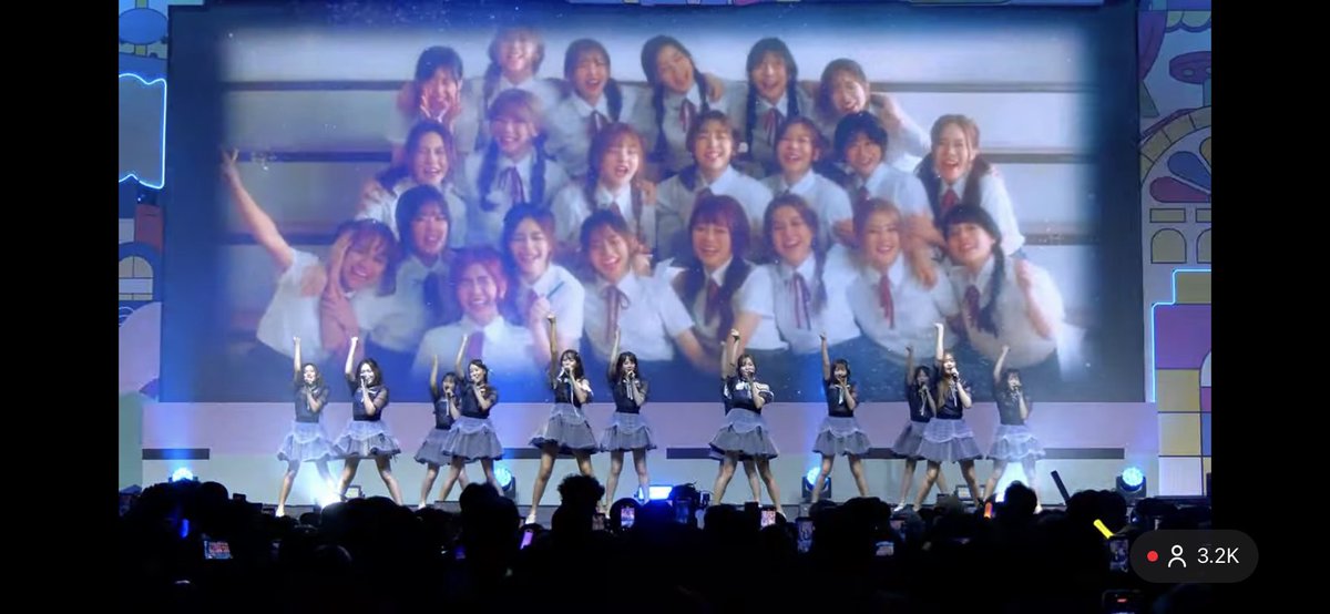 foreverforshi8's tweet photo. ใครเอาสองซีนนี้มาแปะครับ ขอร้อง 😭
 #BNK48CGM48OnCloud9Festival
#BNK48 #CGM48 https://t.co/nytVaSyZgY
